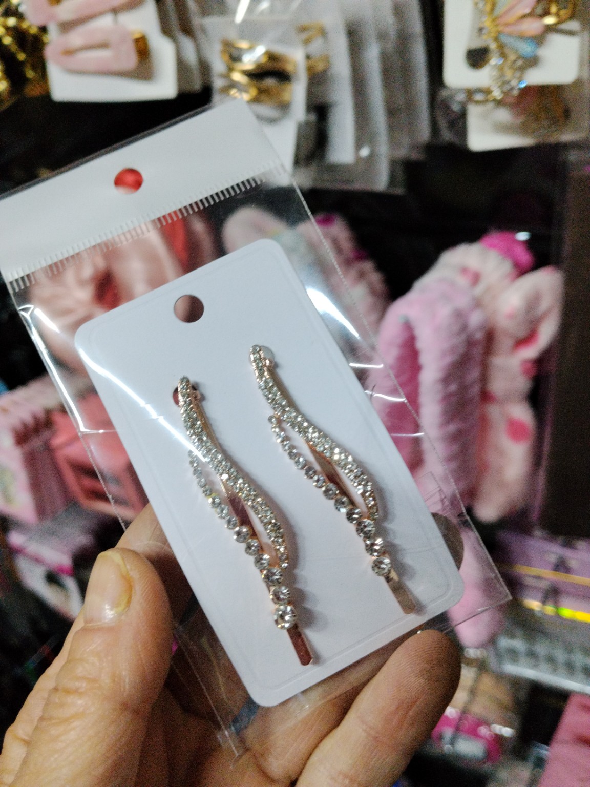 Foto de Par de grampos metálicos ondulados decorados com strass