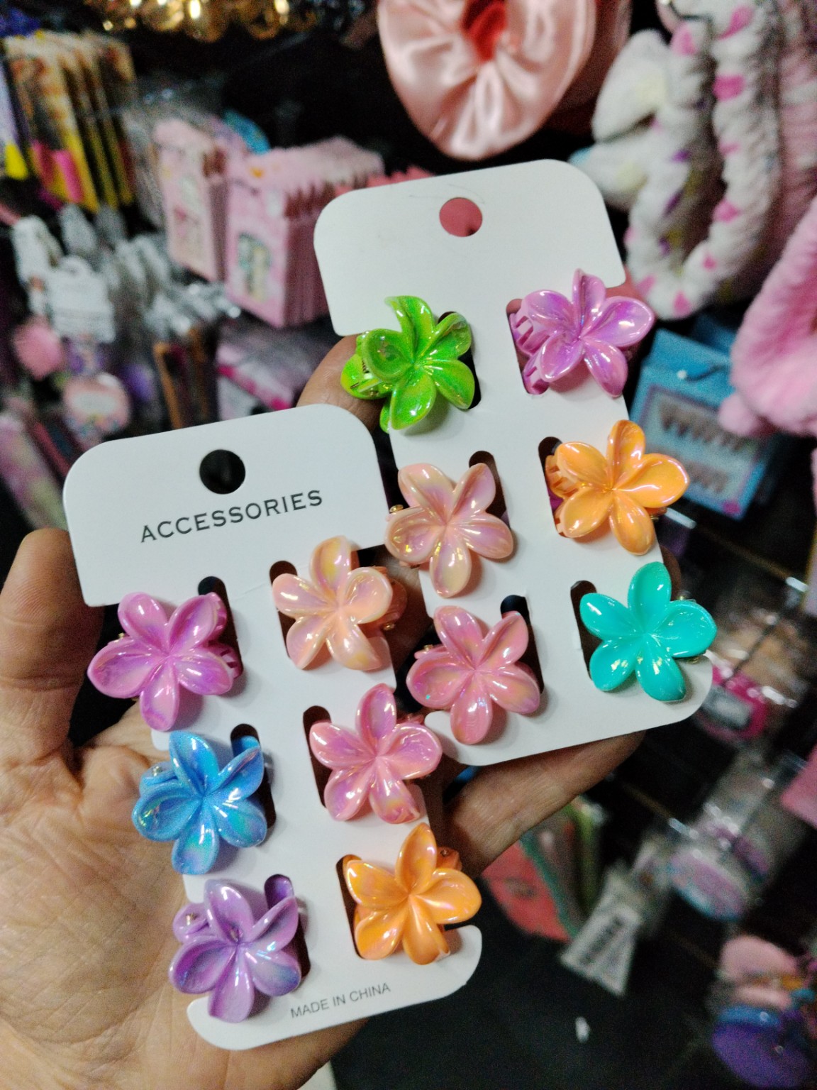 Foto de Mini presilhas tipo garra em formato de flor, cores variadas