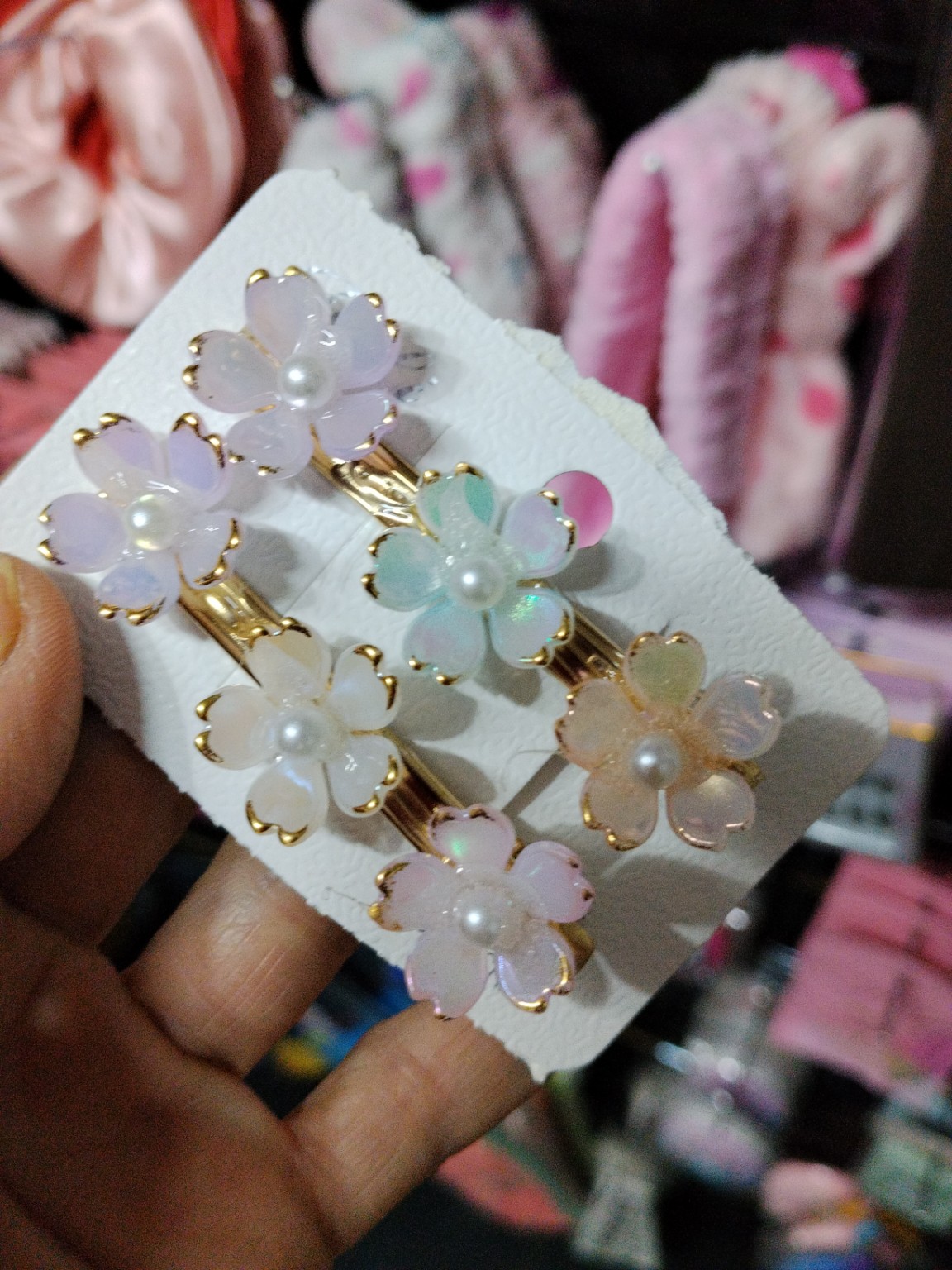 Foto de Conjunto de presilhas douradas com flores translúcidas e pérolas