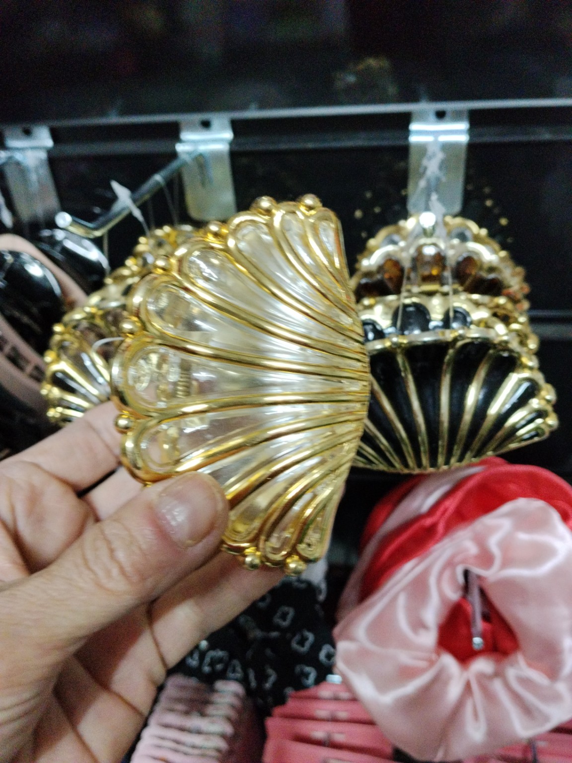 Foto de Presilha tipo garra em formato de concha com acabamento dourado