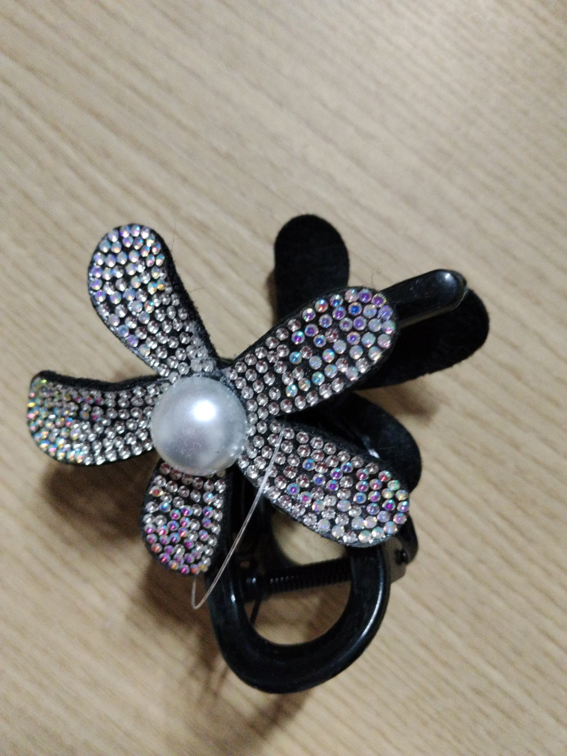 Foto de Presilha preta com flor de strass brilhante e pérola - fechada