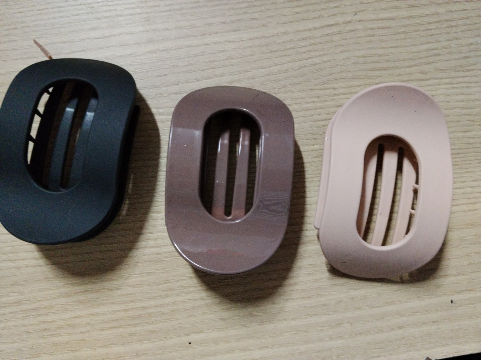 Foto de Presilha tipo garra oval fosca, cores variadas