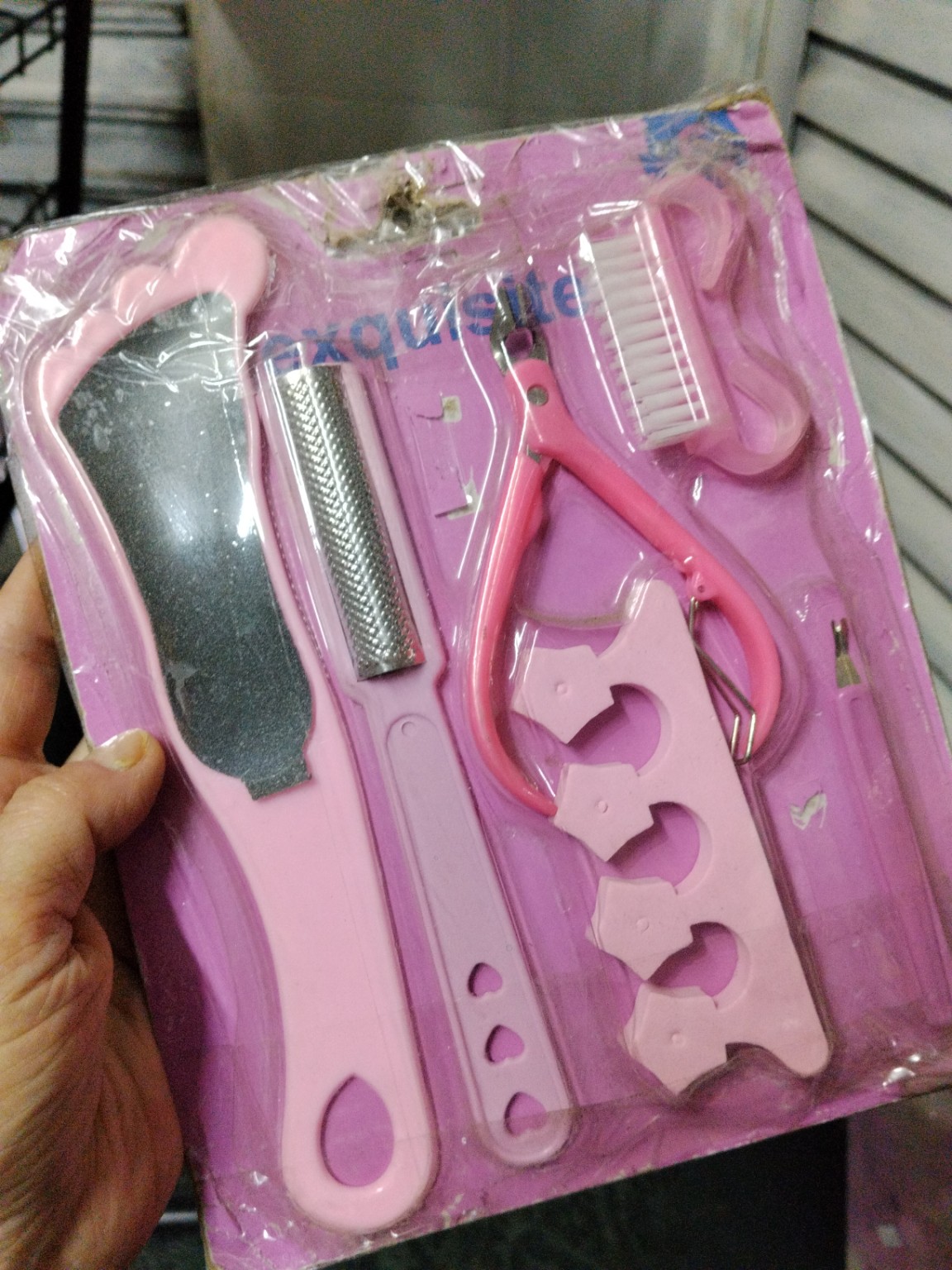Foto de Kit de manicure e pedicure com lixa, alicate, escova, separador e acessórios