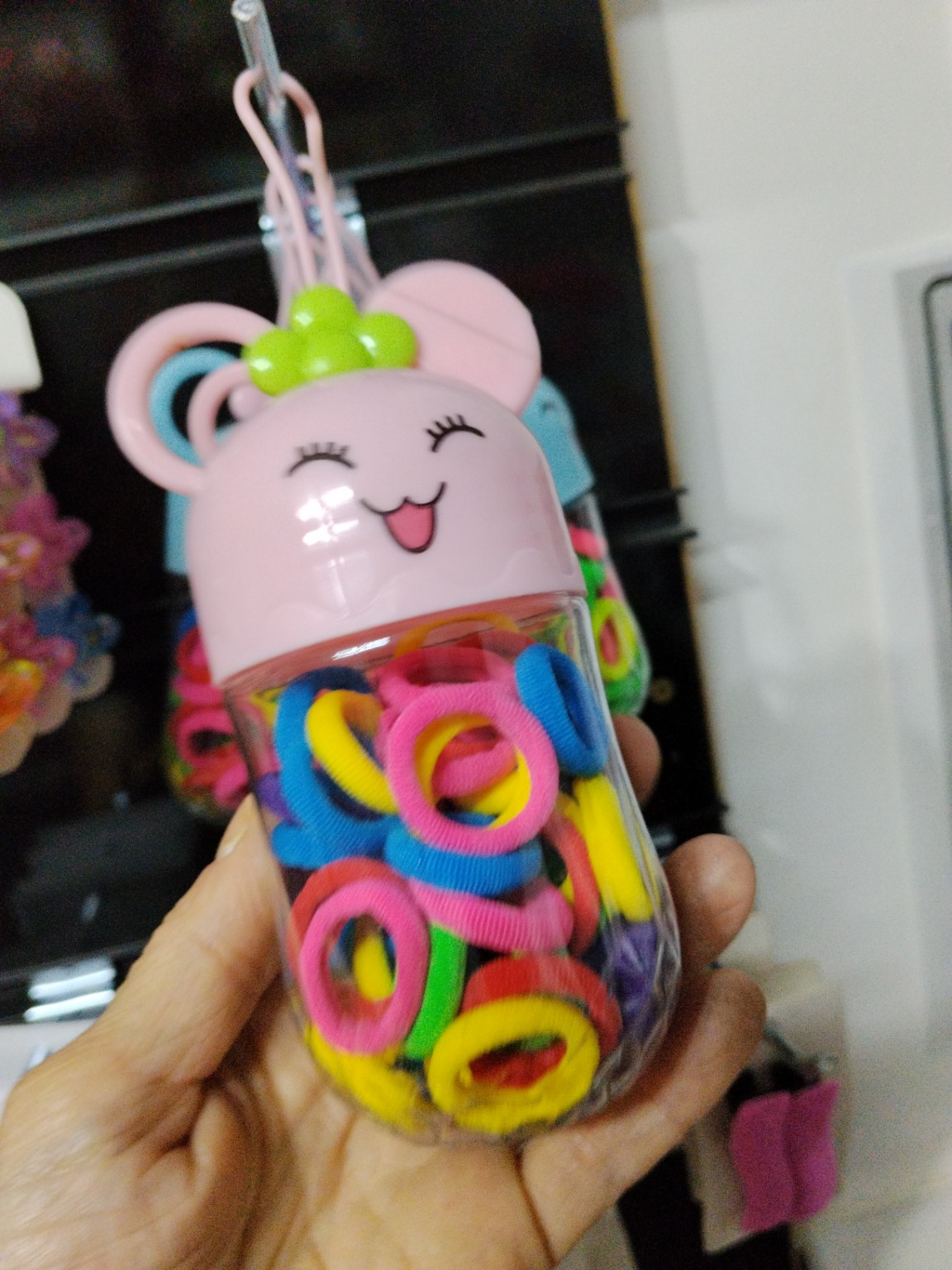 Foto de Pote infantil com elásticos coloridos para cabelo