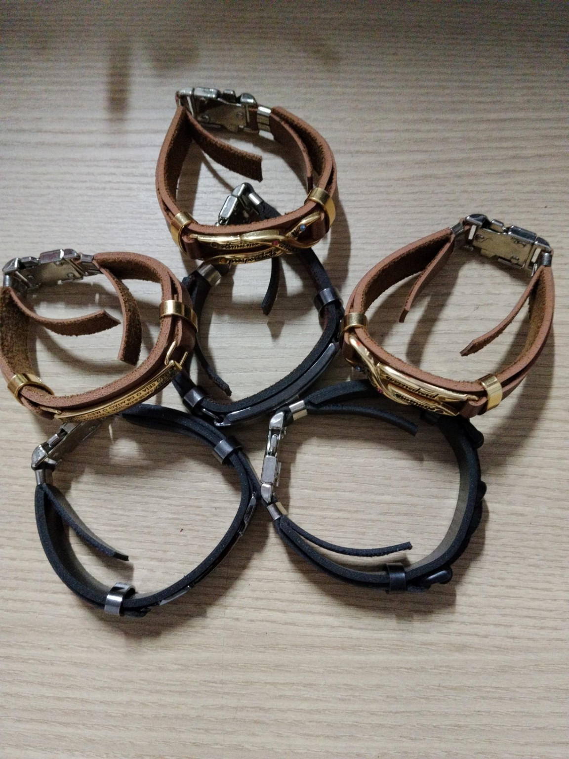Foto de Pulseira de couro sintético com fecho metálico, preta e marrom
