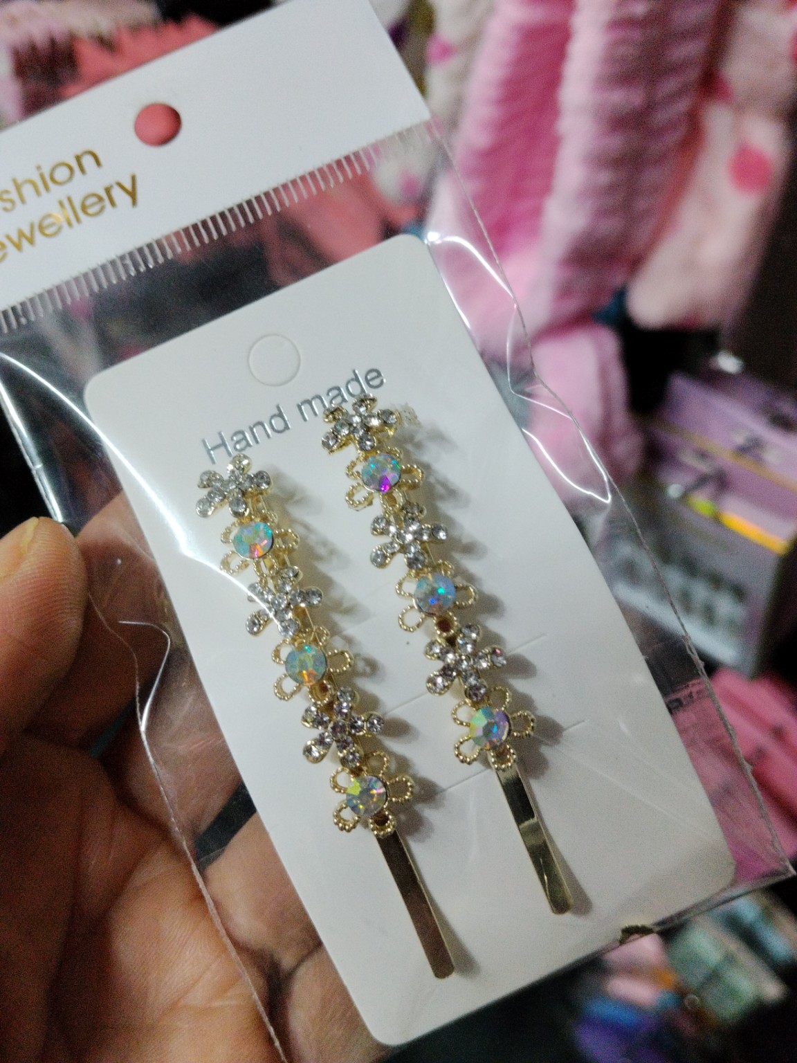 Foto de Par de grampos dourados decorados com flores e strass