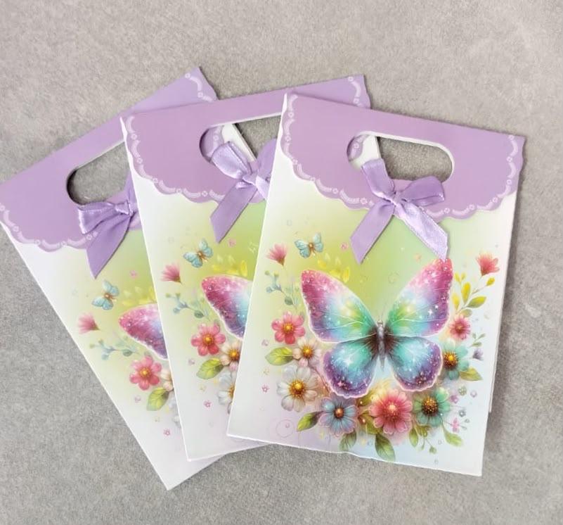 Foto de Sacolinha de presente feminino Borboleta aberta roxinha (papel com laço)