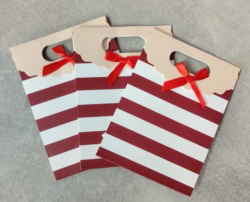 Foto de Sacolinha de presente feminino (papel com laço- vermelho listrado)