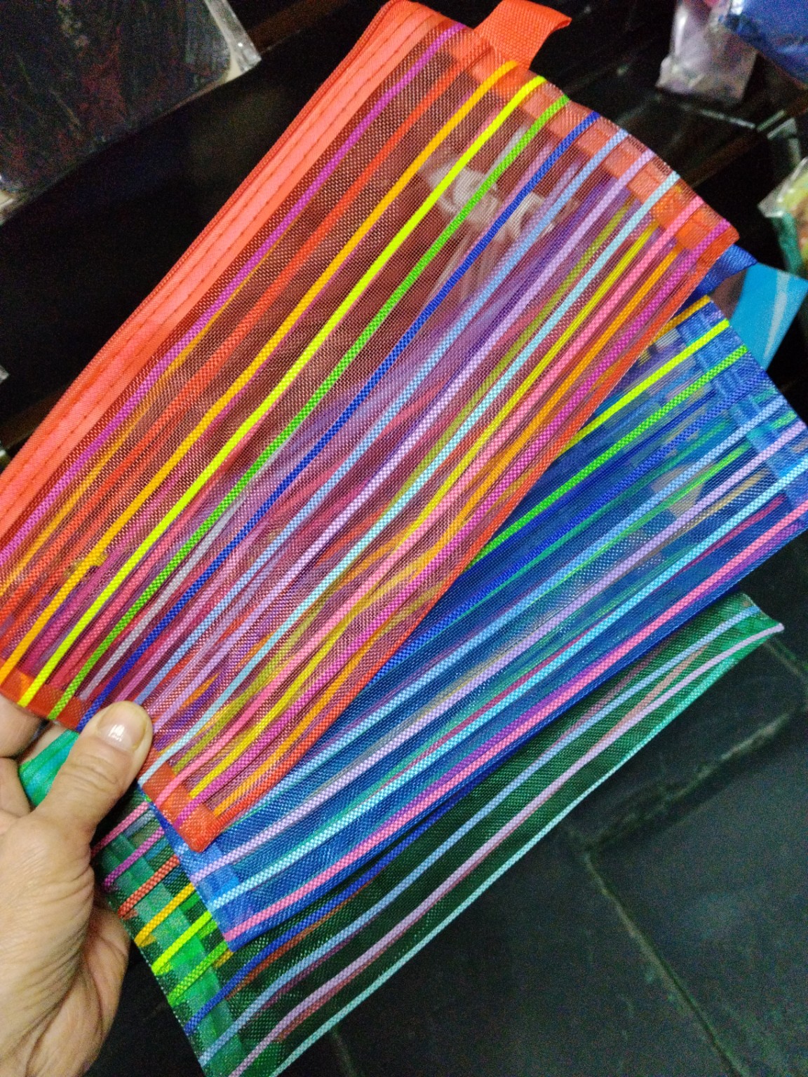 Foto de Pasta organizadora de tela com zíper, alça e listras coloridas