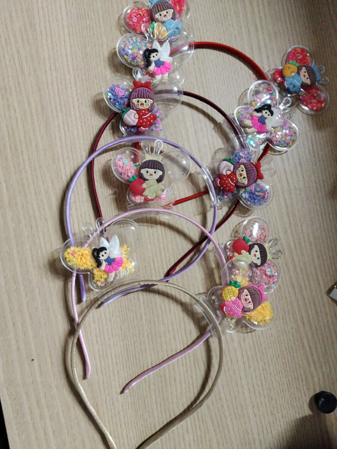 Foto de Tiara infantil com aplique transparente e glitter